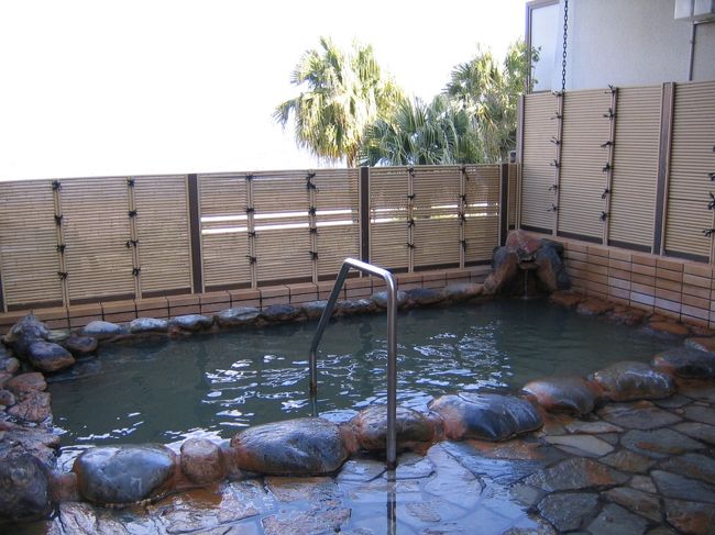 砂を落としてザッブーンと露天風呂<br /><br /><br />今回の旅で初めての温泉<br /><br />