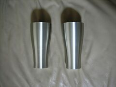 ガヤミナミで購入したピューターのコップ。

２日目は明け方前から台風のような大風＆大雨。
降り止む気配がなかったので、午前中は買い物に出発。
ゾンショッピングセンターで下見後、ガヤミナミへ。
なんとガヤミナミは12時オープン。とほほ。
当初泊まる予定だったホリデイヴィラを見学したりして時間を潰し、再チャレンジ。
ガヤミナミ、おしゃれなお店ですね。
有名ななまこ石鹸の他に、センスの良い小物がたくさんあり、物欲が・・・

今回、弟の結婚祝のお返しが現金であったので何か記念に残るものと思い、ピューターを買ってこようと考えてました。
ピューターのコップはビアマグを思い描いていたのだけど、こんなにシンプルで素敵なコップがあり一目ぼれ。
