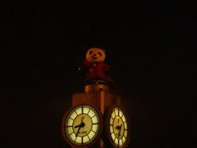 上海での乗り継ぎ時間が３時間近くあり、成都に到着したのは２０時半近く。<br /><br />とりあえず成都で１泊して翌朝西安へ向かいます。