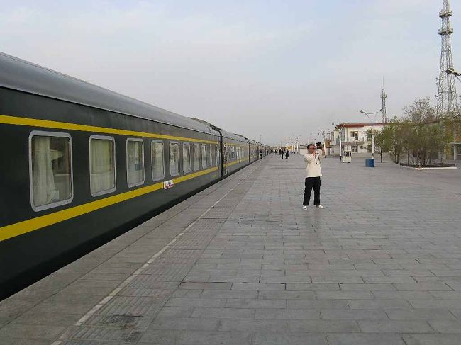 一夜明けて格尓木駅到着。ここで牽引車を増強すべく連結する。