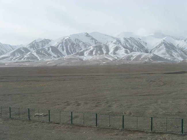 日本国内ではなかなか見られない彫りの深い風景。<br />山の向きによって雪の残り具合が違うとか。