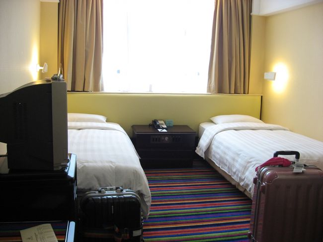 部屋の中は割りと広くトランクを広げてもまだ余裕があります。この写真では見えていないけれどソファーもあります。