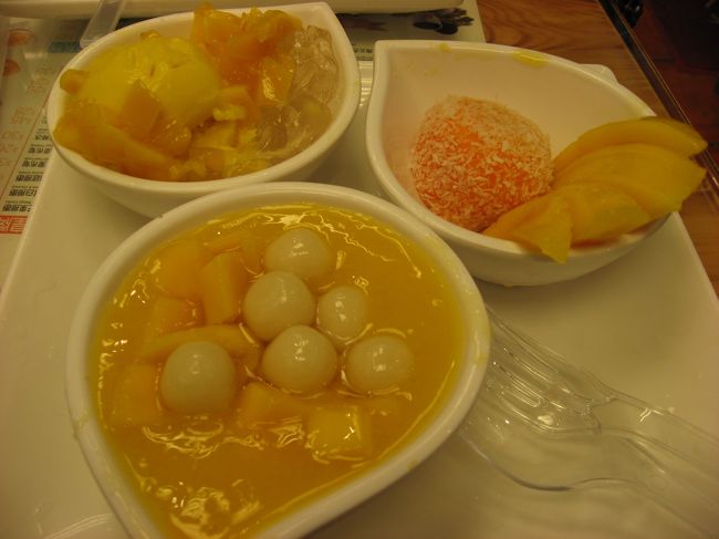 お得なマンゴー３点セット。<br />手前に写ってるマンゴーのスイーツがとっても美味しかったです♪