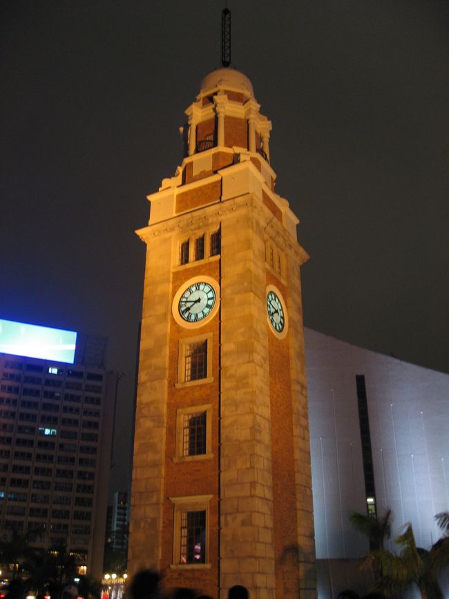 ヨーロッパとアジアをシベリア鉄道を通じて結んでいた九龍鉄道の旧九龍駅の一部が、このクロック・タワー（旧九広鉄路鐘楼)。<br />ライトアップされて、とってもキレイ♪