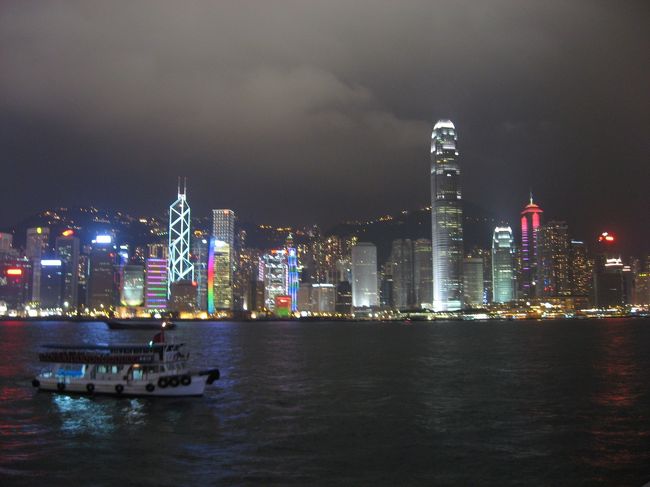 シンフォニー・オブ・ライツ<br />船から見ることも出来ます。<br />私は陸から。