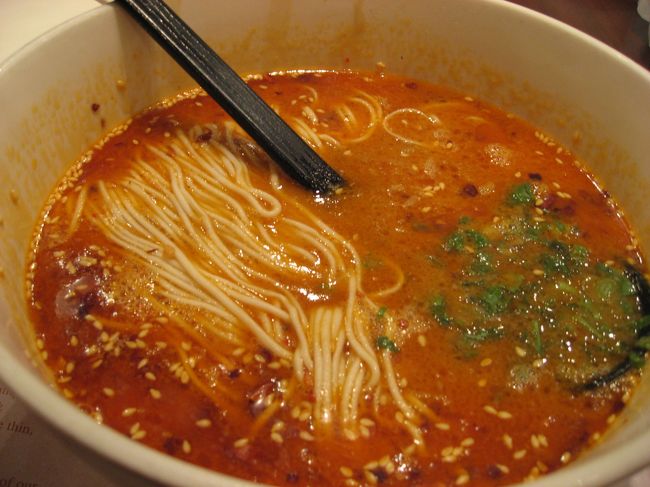 Crystal Jadeの坦々綿。<br />うまいっ。<br />スープがたまりません。<br />２人で１つでいいサイズです。<br />辛いものが好きな私は丁度いい味でしたが、友達は「からぁ〜〜〜い。涙。」と言っていました。<br /><br />ちなみに麺が日本の麺と違います。<br />日本のラーメンみたいな麺であれば尚美味いのになぁと思ったり。