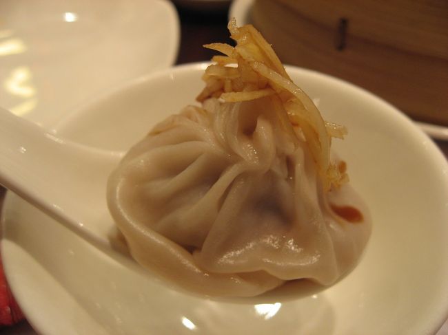 こうやってスプーンにのせて、パクッと食べたら口の中に熱いスープがっっ。<br />若干やけどです。。。