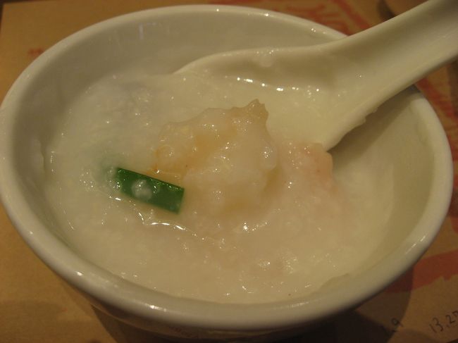 ２人で１つの粥をオーダー。量が多いので、２人で１つで十分。<br />朝から身体に染み入る味です。おいし〜ぃと２人で朝から感動。