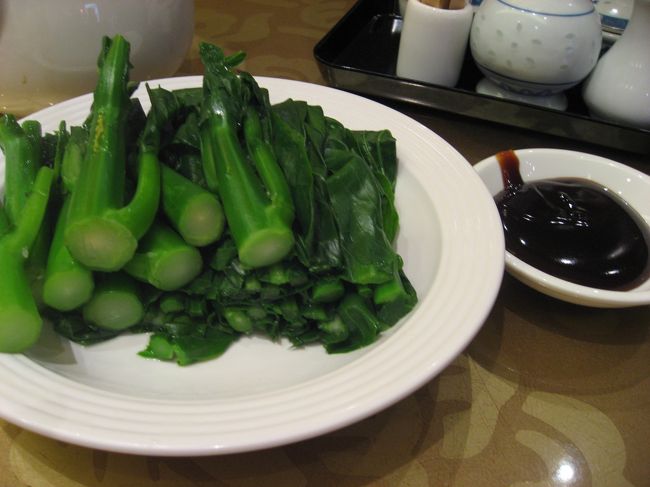 油菜（ヤウチョイ）<br />海外旅行で野菜不足になりがちなので、単品の茹で野菜をオーダー。<br />日本では食べたことのないお味。味噌に付けて食べます。半分くらい残しちゃいました…。