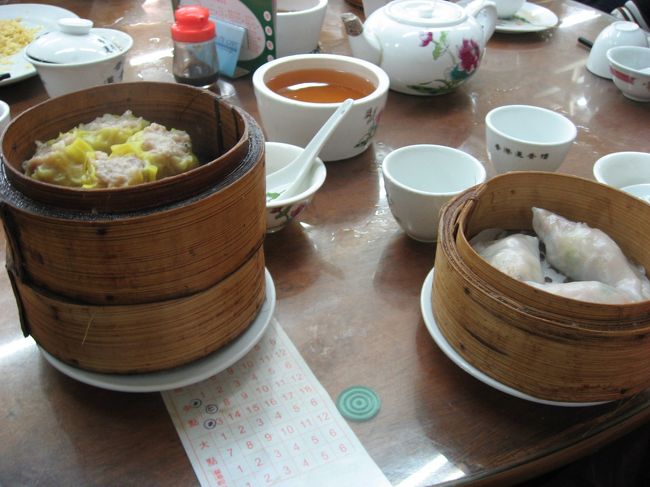 ２人で４つの蒸籠とポットのお茶代を入れて２人で７２HKドルでした。日本円にしたら1､000円でお釣りが来ます♪