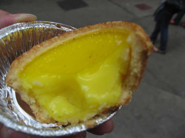 エッグタルトって、勝手なイメージで中身はカスタードクリーム？って思ってましたが…、とろっとろのプリンって感じでとっても美味しい！！！<br /><br />泰昌餅屋のエッグタルト最高ってこのときは思いましたが、次の日向かったマカオでこれ以上に美味しすぎるエッグタルトに巡り合うのでした。<br /><br />詳細はマカオ編で。