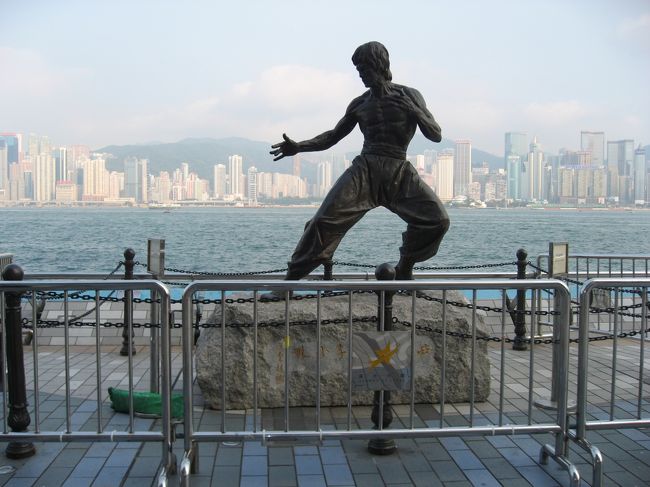 アベニュー・オブ・スターズ<br />ブルースリーの像の前には常に人だかりです。