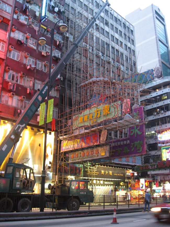 なんて原始的な…。<br />竹です。<br />この後ろには救急車も一応待機してました。<br /><br />夜のニュースではこの写真の光景がテレビで流れていました。広東語でわからなかったけれど、やっぱすごいことみたいです。