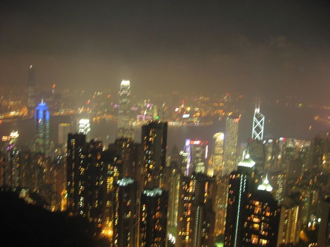 ビクトリアピークからの眺め。<br />写真ではキレイに写っていないけど、香港島側と九龍側両方の夜景が見れてキレイでした。