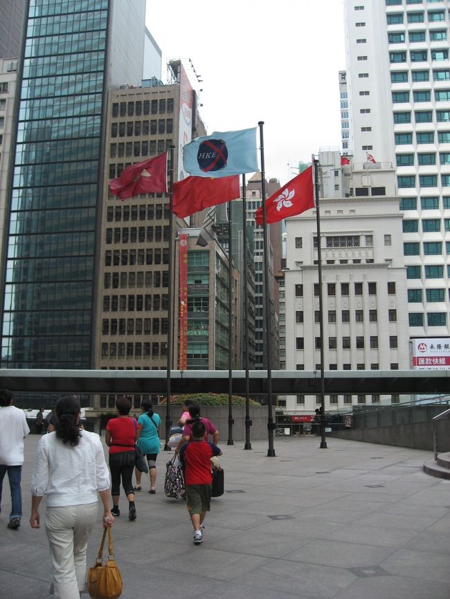 中環の近くにある香港証券取引所へ。