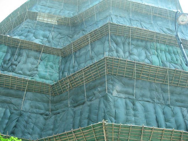 やっぱりここも竹っ。<br />鉄筋を使うって考えはないのでしょうか。<br />エコ？