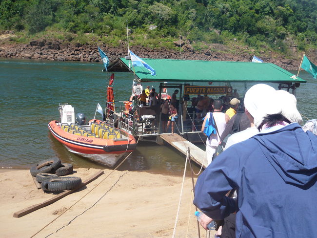 ジャングルツアーの後はボートツアー。<br />濡れてもよい格好をしてボートに乗り込みます。<br />１人に１つ、防水の袋を貸してもらえるので、濡れては困るものは袋の中へ。