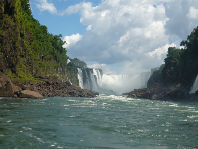 滝壷に向かって進んでいきます。<br />でも、アルゼンチンとブラジルの国境の関係で奥までは行きません。ブラジル側から参加すれば、もう少し<br />奥の方までいくようです。