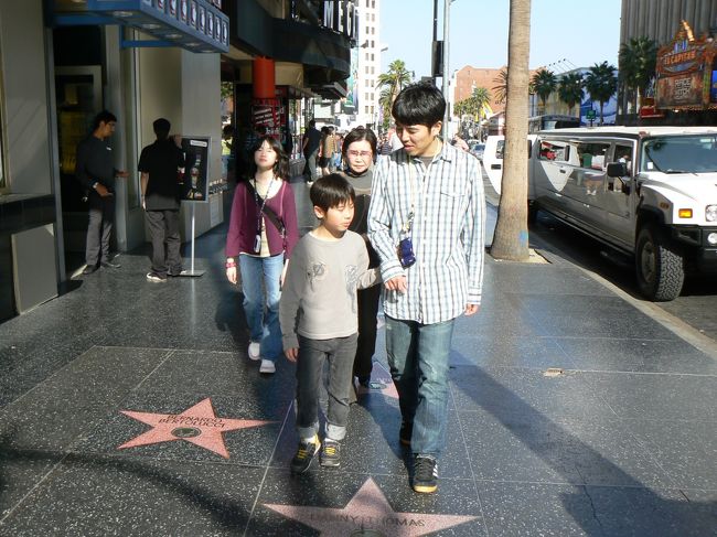 再び街中へ。とりあえずロスに来たのでハリウッド<br />ハイランドへ。<br />有名人の手形はあまり見つからず。