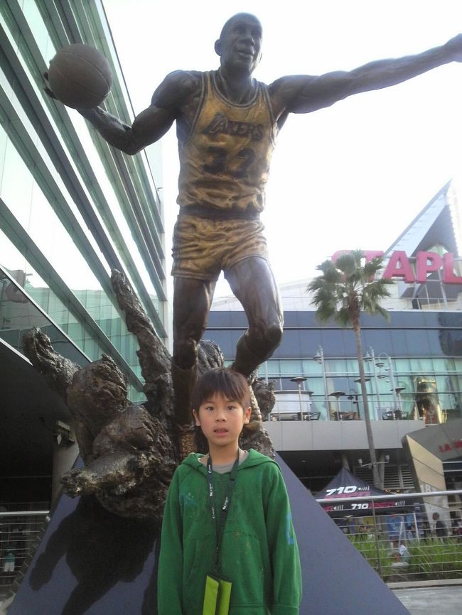 ダウンタウンに戻ってきて、6時30分から、3年生アニキとパパは、この日楽しみにしていたＮＢＡを見にステープルセンターへ。。