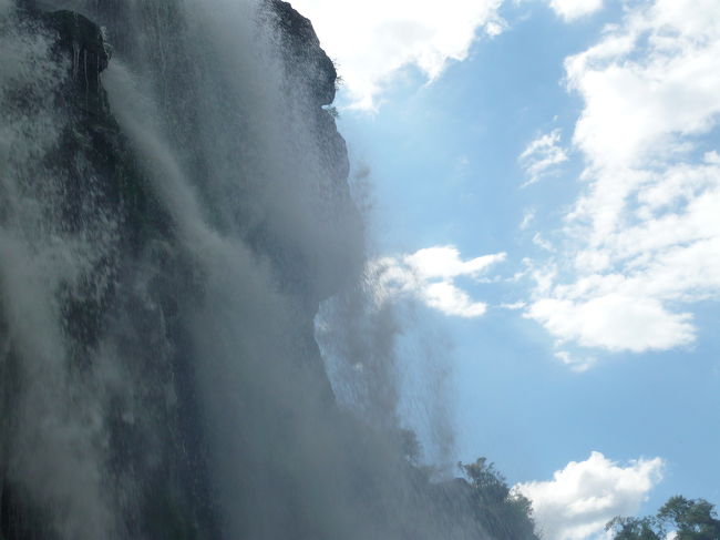 小さな滝にボートごと突っ込みます。それでも結構な水圧で目の前真っ白になります。<br />これを場所を変えて２・３回やります。