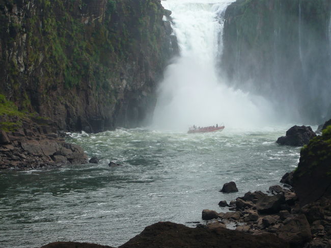 遠くから見ると、こんな感じで滝に突っ込みます。<br />終わった後、着替えるところはないので、濡れてもよい格好で。ポンチョを着てる人も。私はタンクトップにショートパンツ、サンダルで参加。帰り道でだいぶ乾きました。<br />極力濡れたくない人は、カッパのズボンにポンチョがよいかも。それでも上半身は濡れる覚悟を。
