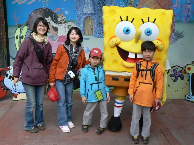 とりあえず、あっちこっちのスポットとまずは写真とりまくりです。チケットはＨＰから事前購入したのでまたないで入場しました。お勧めです。。<br />閉園は日本と違って6時なのがＬＯＳっぽいですね。<br />でもノーマルパスでほとんど回れました。。。（８つ？）