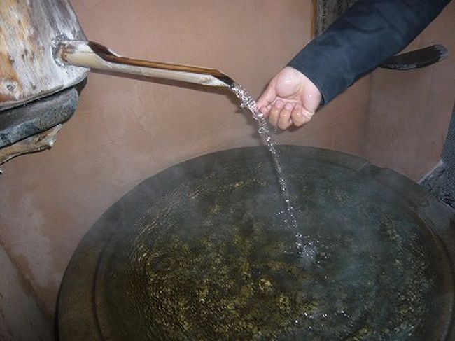 駅前の売店の出口には温泉が