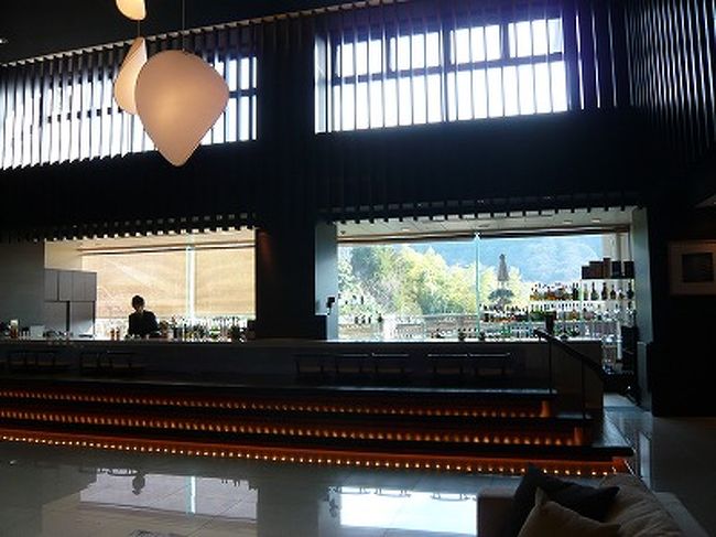 玄関を入ると足湯に浸かれるバーがある