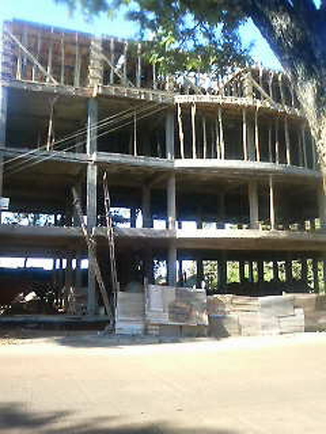 建設中の建物。<br />何か、日本と比べると大丈夫？と思ってしまう。