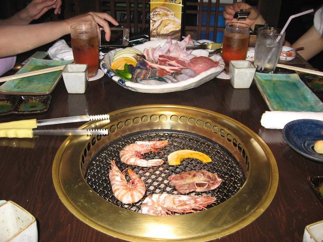 夕食は炭火焼のレストランです。一番前の写真でホテルから出島のようになっているところです。予約制で２時間たったら、退店しなければなりません。私たちは、背後が水族館になっている席に通されました。まるで、海の底にいるようでしたよ。