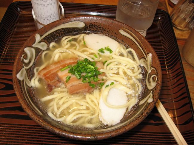 帰りに那覇空港の沖縄そばで有名なお店で食事しました。芸能人もたくさん訪れているようで、サインがたくさんありました。おいしかったです。