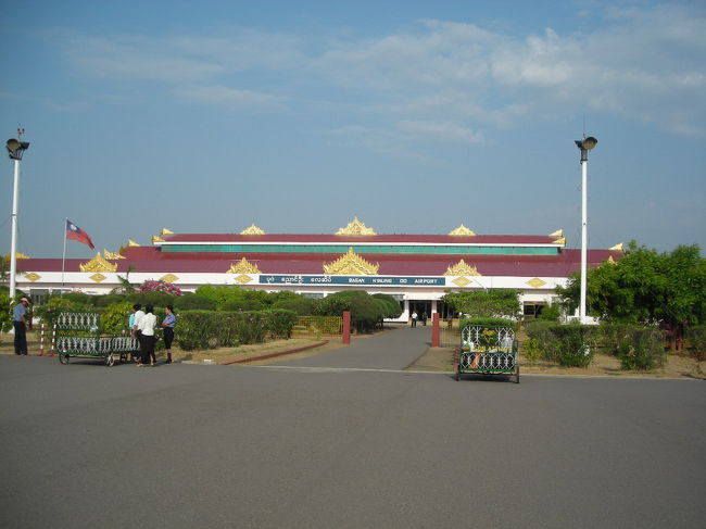 ヤンゴンに前日夜着いて、朝バガンへ。<br />写真はニャウンウーの空港です。<br />ここからタクシーでニャウンウーに行きます。<br />タクシーはニャウンウーまで一律で5000チャット。<br />何故かタクシーに乗った「自称ガイド」のお兄ちゃんがホテルを紹介したりやら（アウンミランガーホテルを紹介してきた）、ガイドやりたいやら、しつこい。<br />無視していたんだけど、信用のためかメモ帳に案内をした日本人が書いたというメモを見せびらかす。確かに「よかったです！」って感想がたくさん。<br />でも一人旅女性が書いたと思われるメモに<br />「最後まで口説かれてしつこかったので、気をつけて」<br />なんて書いてあったのでウケた。<br />最終的には自分の行きたいところに行って帰ってもらいましたが。<br />きっと良いガイドなんでしょうけどねぇ。私は自由気ままにまわりたいんだよ。<br /><br />