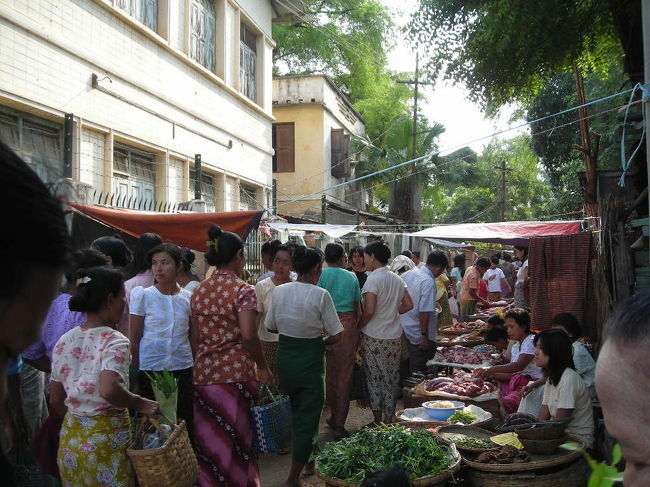 ニャウンウーのマーケット。<br />活気があっていいです！暑いけど。