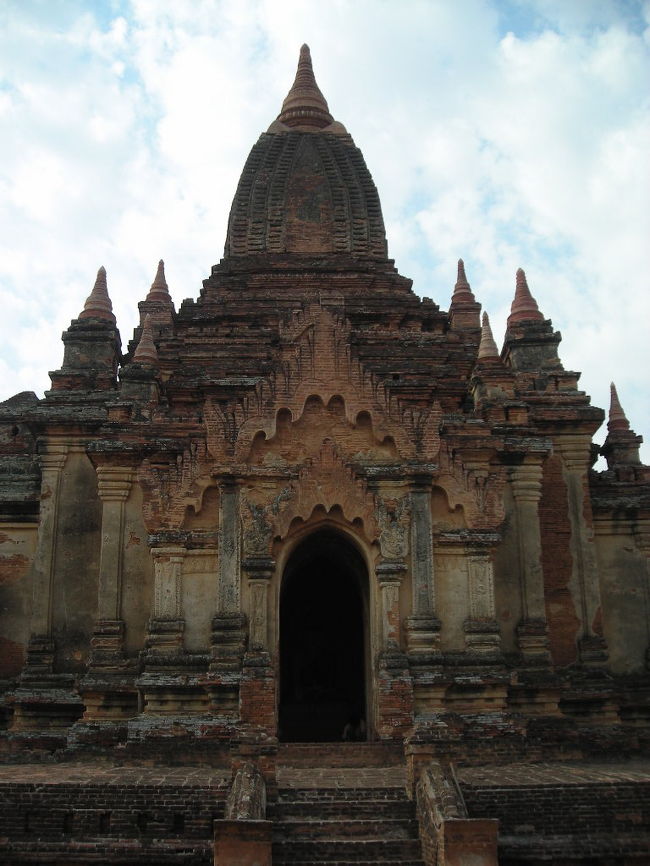 最初に行ったパゴダ。<br />名前はもう忘れたw<br />でもこれ、上れるんですよね。<br />ほとんどのパゴダは保護のため上れないんですが。
