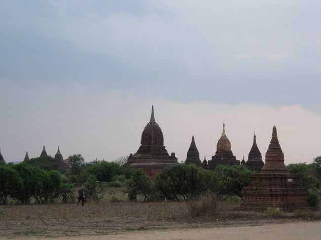 これも上れるパゴダ（夕日で有名なところ）<br />風景が最高です。。。<br />でも砂嵐が襲ってきたので退散。<br />
