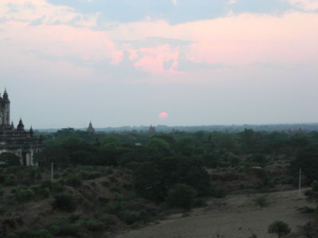 翌朝、４時に宿出発で朝日を見に行きました。<br />ここは馬車のおじさんオススメの別の上れるパゴダ。