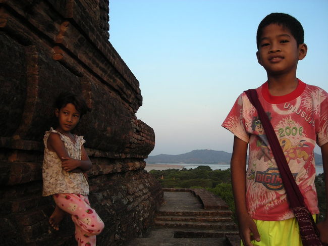 朝日が上ると同時に来た子供たち。<br />両親は近くの畑でお仕事中で、その間はここで毎日遊んでいるらしい（今はミャンマーは夏休み中）。<br />とてもかわいい！！朝っぱらから色々と遊びました。
