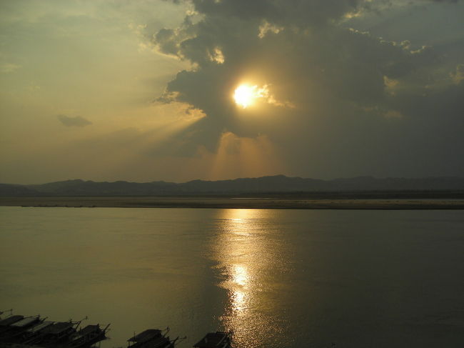 エーヤワディー川の夕日。