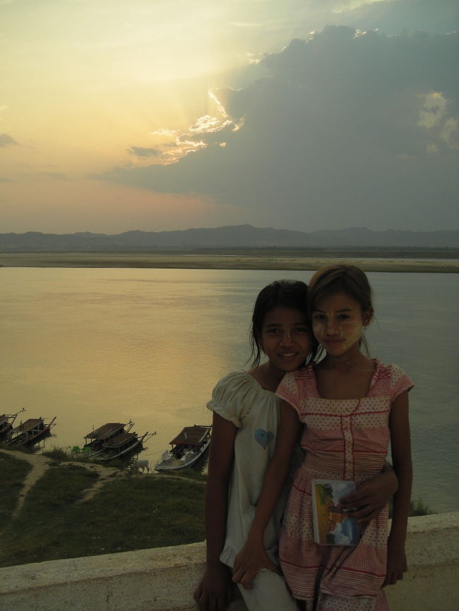 そこにいた（しつこい）物売りの女の子たち。<br />なんか仲良くなった。<br />２人とも１２歳らしい。<br />年齢聞かれて正直に答えたらドン引きされた。<br />まぁ、あなたのご両親の方が若いだろうよ。