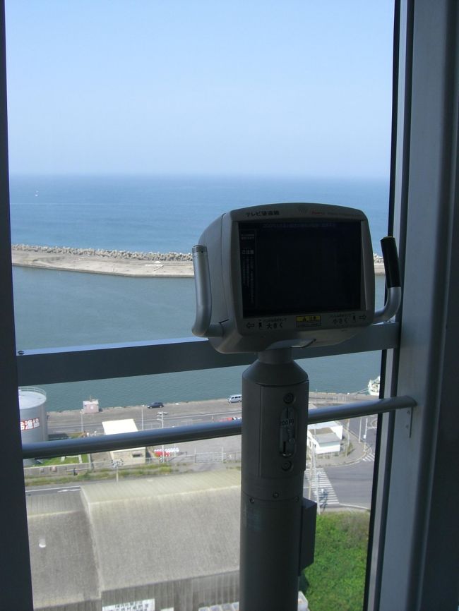 ウォッセの横にある、ポートタワーに登りました。<br /><br />高い所の定番といえば、「望遠鏡」です。<br /><br />しかし、ここチバラギの果ては違います！<br />２１世紀はデジタルの世紀です。<br /><br />テレビ＋遠くまでよく見える望遠鏡＝「テレボー」君です。<br /><br />地デジ＋隠れえた部分もよく見える＝「草なぎ」君です。