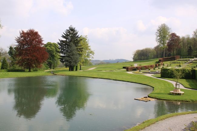 ■庭園の入口<br /><br />エントランス前の池