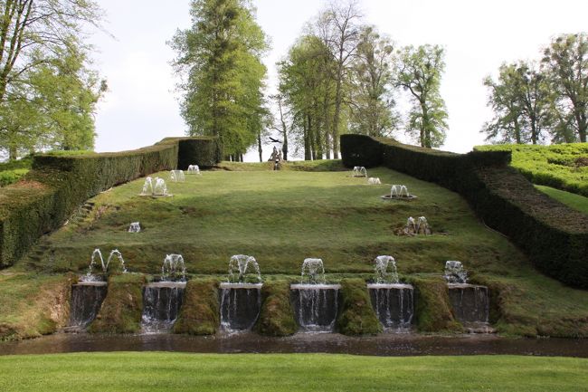 ■池の反対側に小さな噴水群がありました。