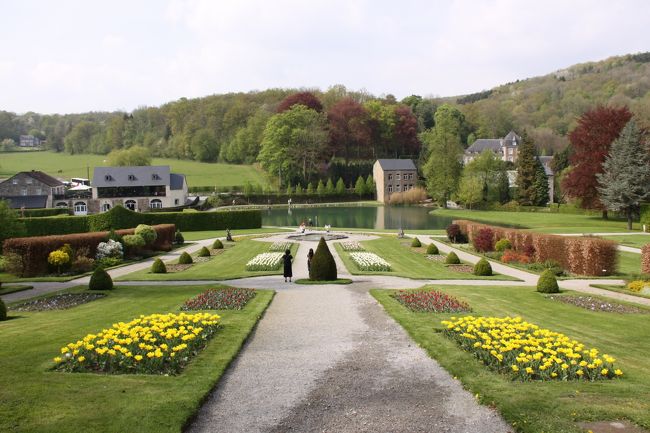 ■向こうに入口の建物が見えます。