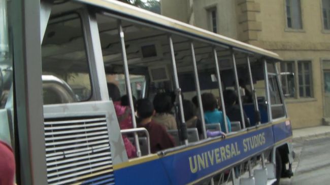 まずは、45分のユニバーサルスタジオツアーへ。<br />この乗り物で撮影現場をぐるぐる回ります。<br />この日は、日本語ツアーは11時でした。<br />英語のツアーはかなり並んでいたので、日本語ツアーがお勧めです。