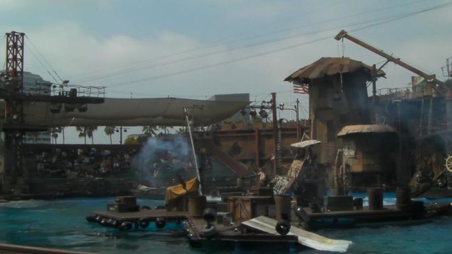 ツアーが終わると、昼食もそこそこに、ツアーの<br />お姉さんに勧められたWater World観戦に。<br />3回くらいしか開演しないので、このタイミングがいいらしい。。