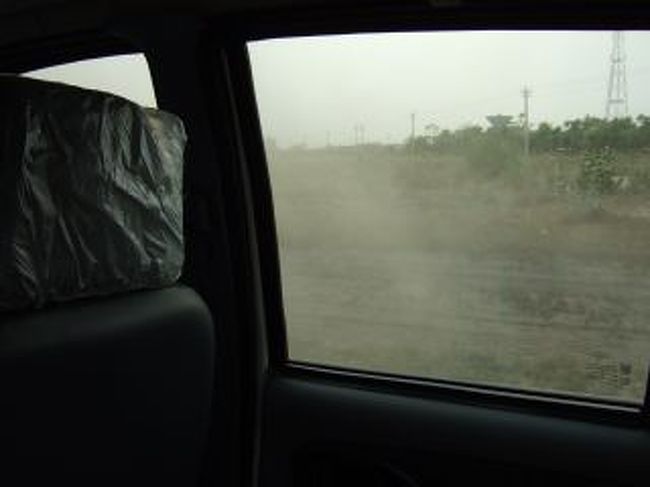 高速道路で移動中、前方でなんらかの事故が発生。<br />続々と車、バイク・・が逆走してきました。<br />全く動く気配がなかったので、急遽、ダートな道なき道を通ってエスケープ・・・。<br />インド、すごい。。。