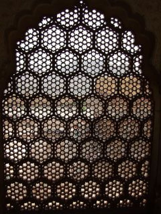 イスラム教、ヒンドゥ教、キリスト教を３つとも保護していたそうです。<br />すばらしいことだなぁと思いました。