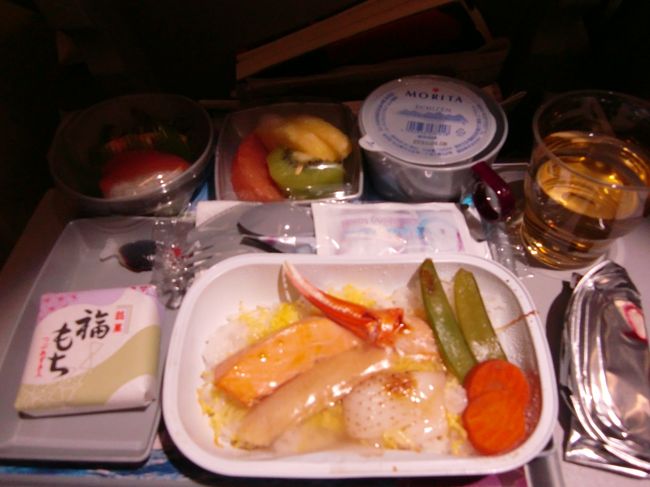 さて、飛行機にのると、アイマスクやら歯ブラシセットやらの土産をくれる。<br /><br />なるほどサービスがいい。<br /><br />で、晩御飯は３種類。とりあえず、和食で。<br /><br />だけど、１２時過ぎじゃああんまり食はすすまんわな。
