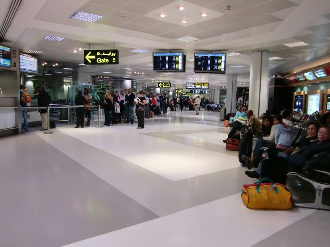 現地時間で６時ころ、ドーハ空港着。<br /><br />飛行機はいっぱいあるけどターミナルは広くないね。<br />タラップでおりてバスで移動。結構移動距離ながい！<br /><br />ちょっと暑くて、中東に来た気分！<br /><br />乗り換えは1時間半程度なのでスムース、スムース。